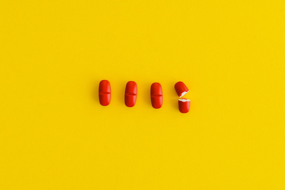 capsules-with-yellow-background Capsules with a yellow background